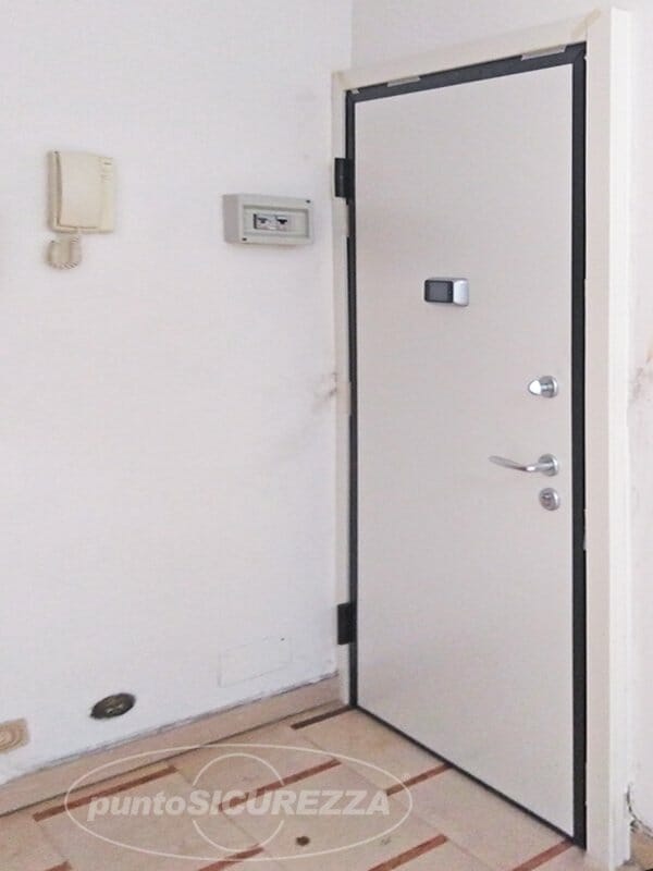 Installazione Porta blindata bicolore a Como Punto Sicurezza Casa Installazione Porta blindata bicolore a Como Punto Sicurezza Casa
